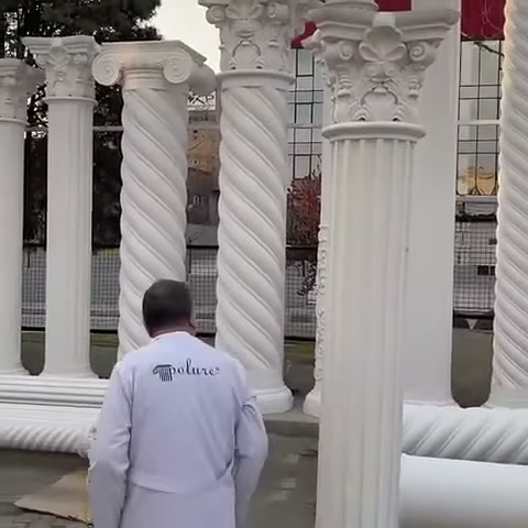 Davanti alle colonne a spirale e lisce vengono esposti i pezzi di applicazione