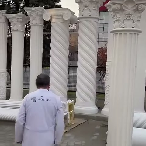 L'artigiano cammina tra le colonne in fila dirigendosi verso i pezzi orizzontali