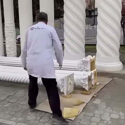 I corpi a spirale orizzontali attendono accanto ai pezzi di capitello ornamentale