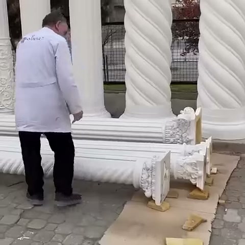 L'artigiano si posiziona accanto al corpo della colonna da spostare