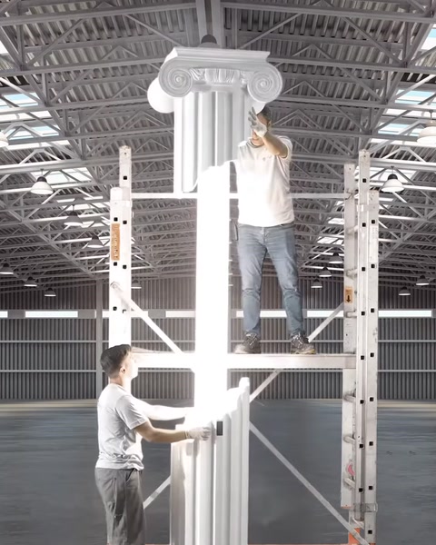 Un capitello ionico a volute viene posizionato sul secondo fusto