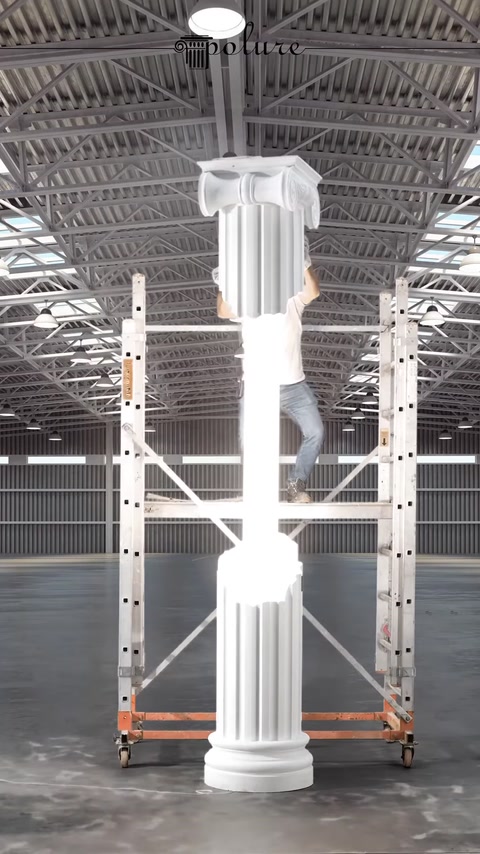 Viene mostrata una colonna composta da un fusto scanalato e da un capitello decorato