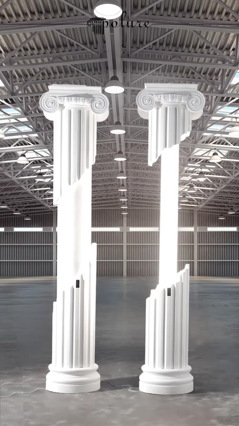 Viene presentato l'aspetto finito di due colonne decorative illuminate