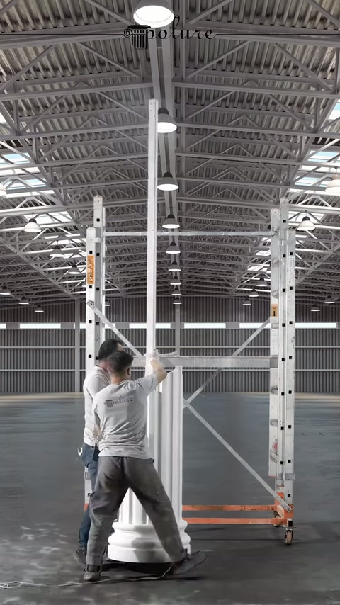 L'elemento verticale sottile sulla base decorativa viene controllato