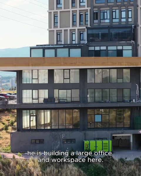 Facciata esterna del grande edificio per uffici durante la costruzione
