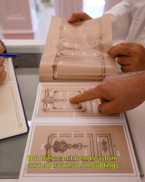Pagine di catalogo che visualizzano disegni tecnici di cornici e decorazioni
