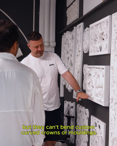 Team che esamina e seleziona motivi di cornici su pannello murale