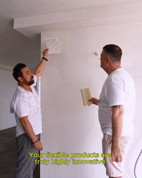 Punto di applicazione contrassegnato sulla parete vicino al soffitto