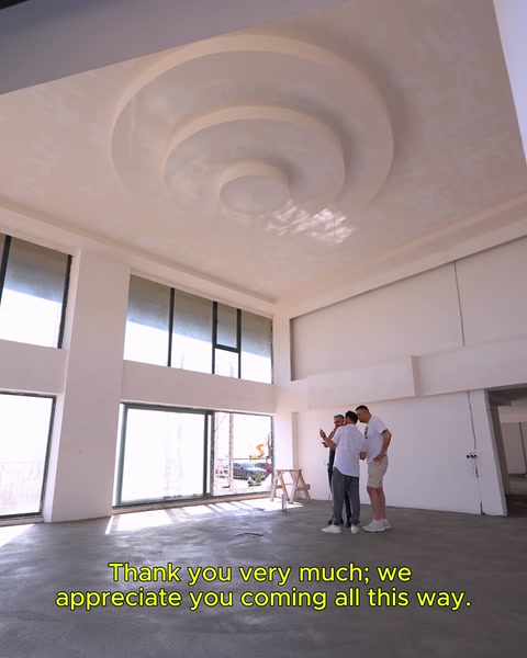 Dettaglio del motivo del medaglione centrale della cornice circolare visibile al centro del soffitto