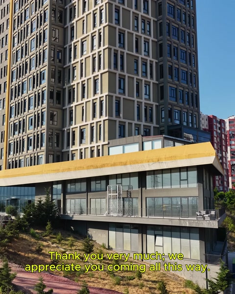 Facciata esterna dell'edificio con vista della città alla luce serale
