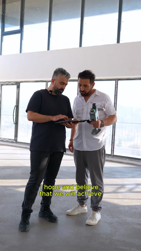Tarama cihazının yanında ölçüm sonuçları tablet üzerinden kontrol ediliyor