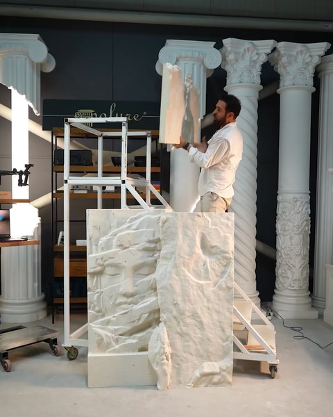Il team installa il pannello di rilievo all'interno utilizzando ponteggi e telaio di sollevamento.