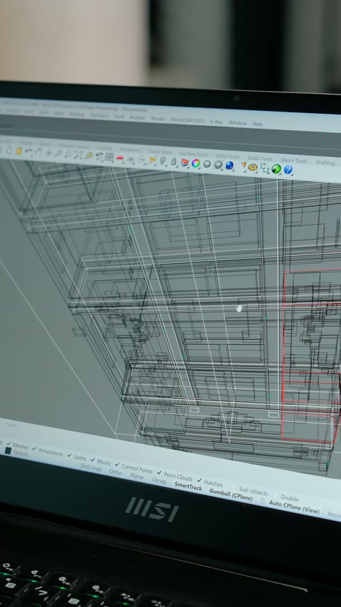Sul portatile è aperto un modello tridimensionale lineare di un interno architettonico