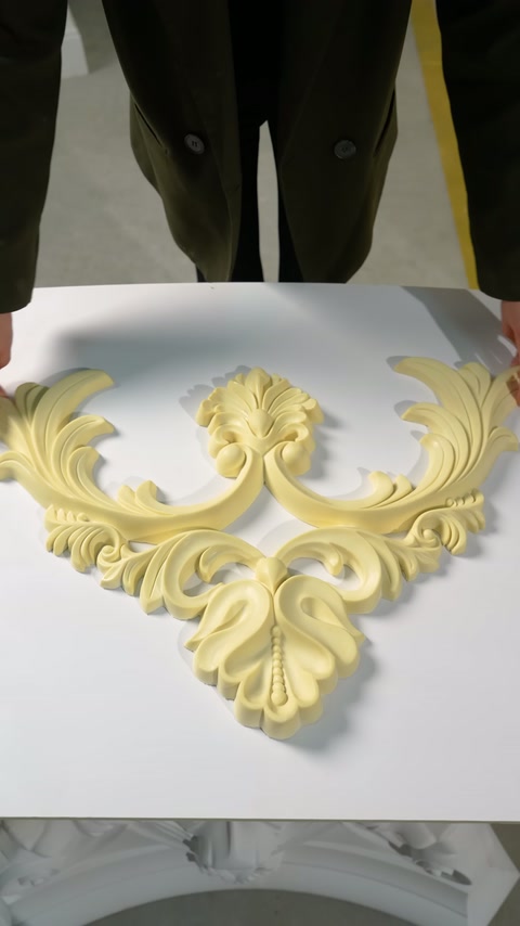 L'ornamento del soffitto simmetrico con motivi vegetali rimane autonomo sul tavolo dopo il posizionamento