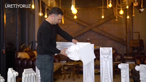 Modelli di mensole decorative bianche di diverse lunghezze esposti insieme