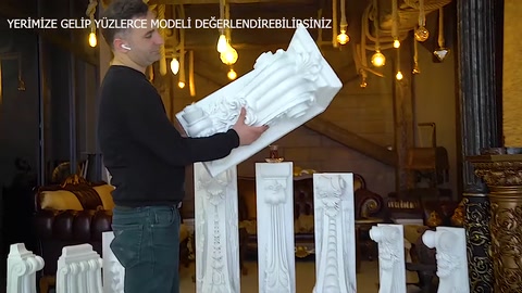 Elemento di mensola decorativa in rilievo tenuto orizzontalmente per mostrare le decorazioni della superficie