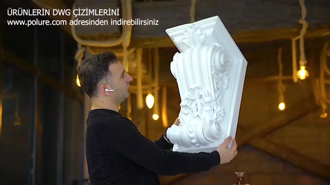 Parte anteriore di una mensola decorativa decorata esaminata nei dettagli sotto la luce