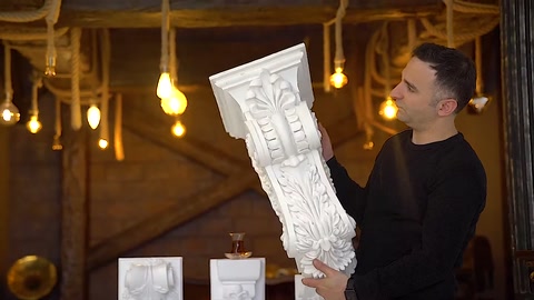 Grande modello di mensola decorativa con rilievi esposto verticalmente a mano