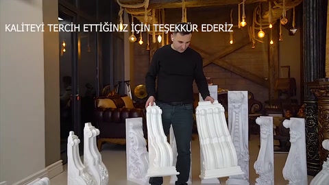 Vari modelli di mensole decorative esposti con differenze di dimensioni e forme
