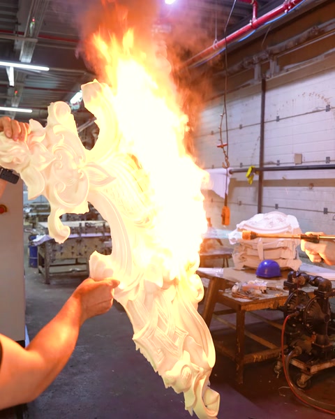 A large-flame fire resistance test applied to a polyurethane ornamental piece