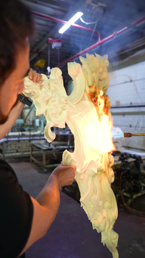 Concentrated flames on the curved edge of a decorative element are observed in the workshop.