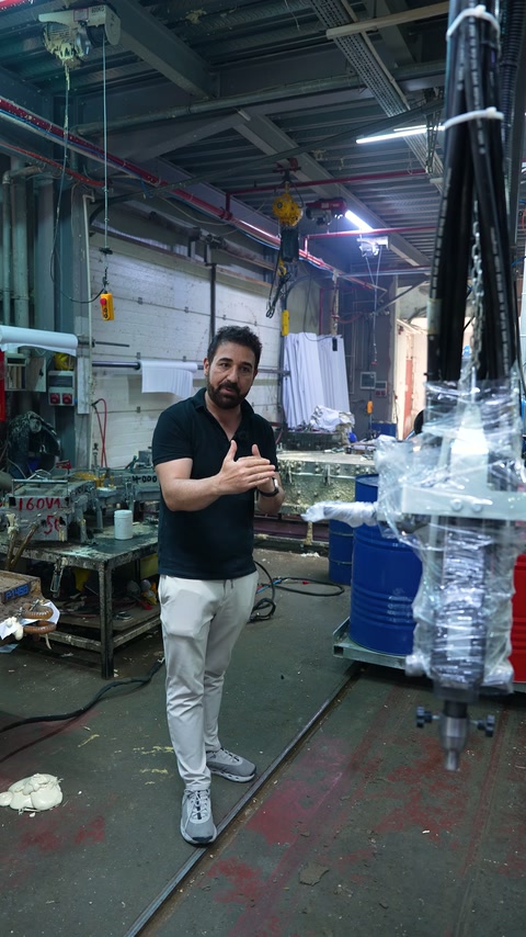 The server explains the result of the combustion test in a smoky production area.