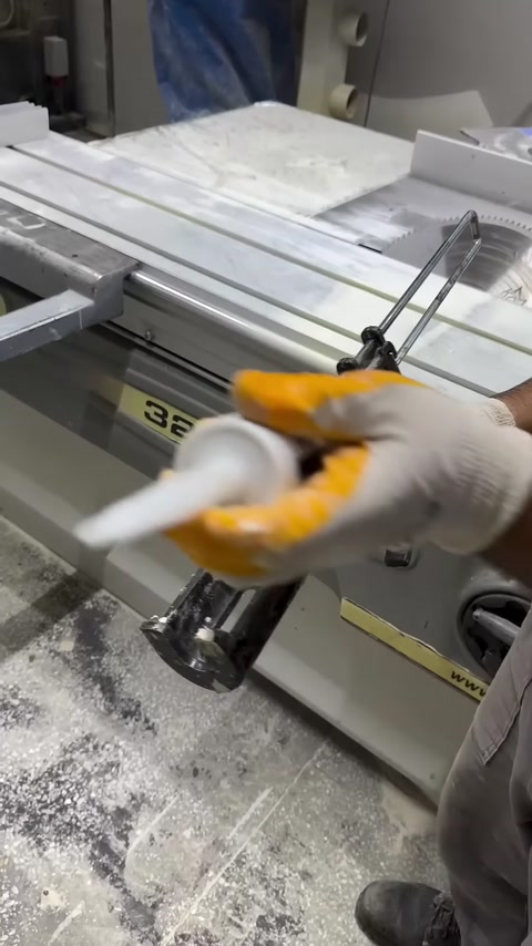 I materiali di assemblaggio vengono preparati per la produzione accanto ai componenti dello zoccolo.