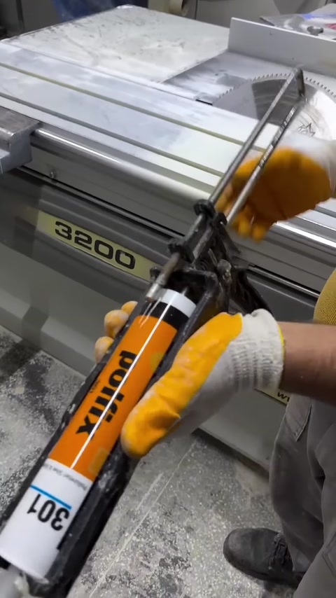 L’adesivo viene applicato sui punti di giunzione dello zoccolo con una pistola per cartucce.