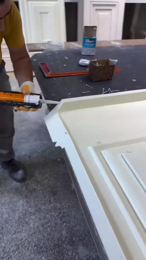 Il corpo cavo dello zoccolo viene preparato per l’assemblaggio sul banco da lavoro.