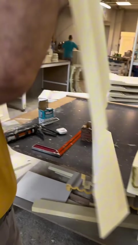 Il sottile elemento di rivestimento laterale dello zoccolo viene controllato a mano.