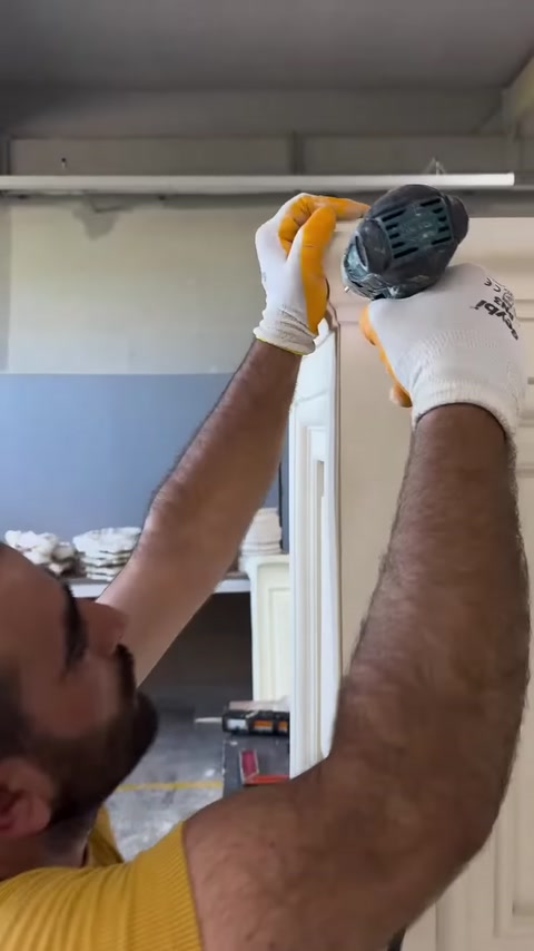 La giunzione dell’angolo superiore dello zoccolo viene rifinita con un utensile elettrico.