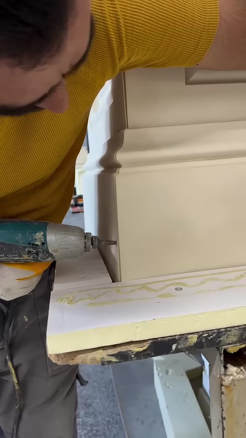 Un artigiano allinea con attenzione l’elemento laterale lungo il corpo dello zoccolo.
