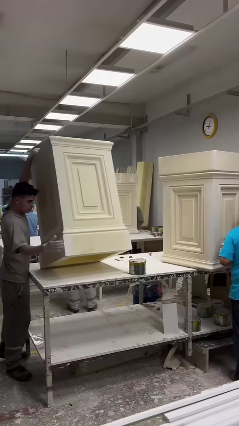 Basi per lesene completate in diverse dimensioni sono esposte in laboratorio.