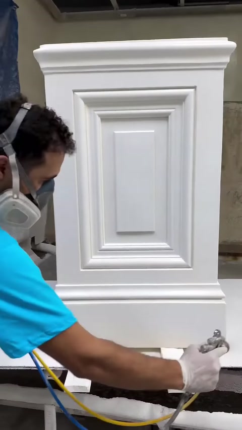 Il pannello incorniciato sulla superficie frontale viene rivestito con una pistola a spruzzo.