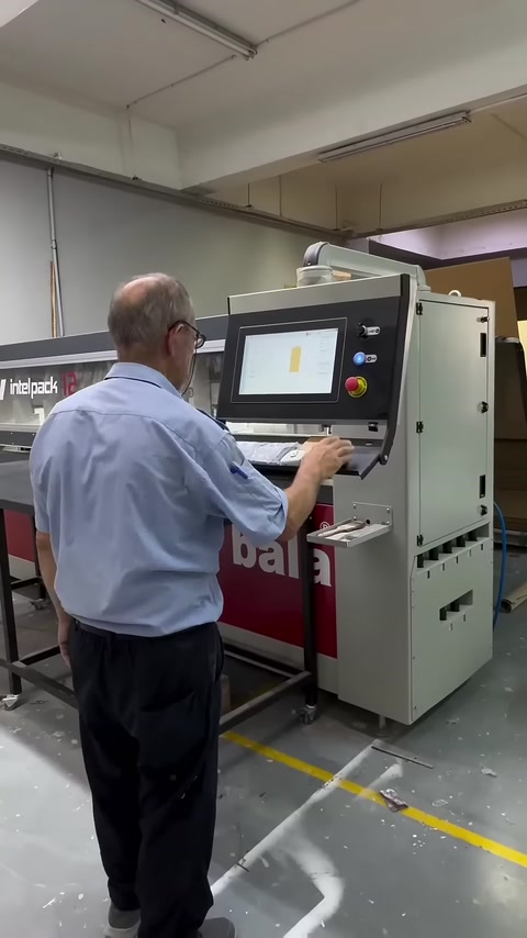 L’operatore utilizza lo schermo di controllo della macchina per la lavorazione dello zoccolo.