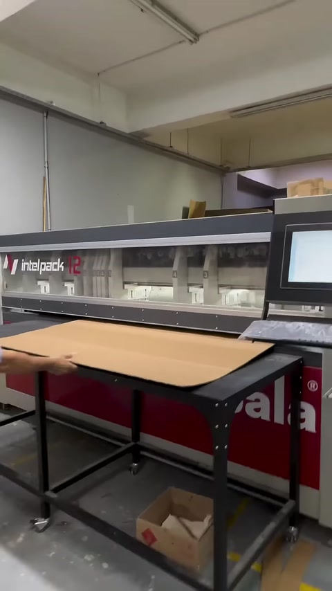 Il materiale in pannelli viene preparato per la lavorazione sul banco di taglio automatico.