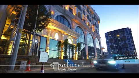 Gece aydınlatmalı otel cephesinde sütunlar ve kat silmeleri