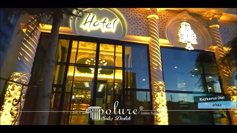 Otel girişini çevreleyen burgulu sütunlar ve kemerli söveler