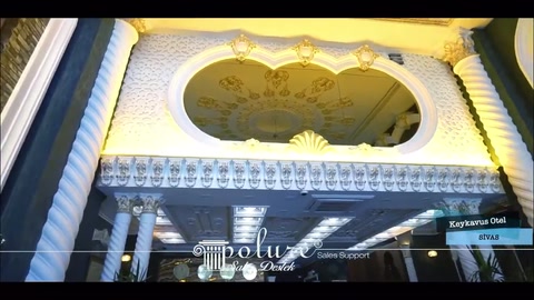 Dettaglio di un rosone ovale, cornici e capitelli di colonne