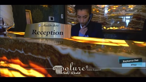 Vista ravvicinata del bancone della reception illuminato effetto marmo