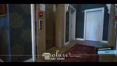 Semplice vano ascensore dell'hotel tra pareti dalla finitura scura