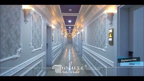 Corridoio dell'hotel con pannelli murali a modanature e cornici decorative