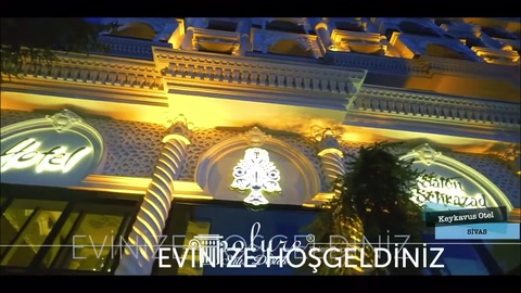 Sıcak aydınlatma, cephedeki korniş ve kabartma detaylarını belirginleştiriyor