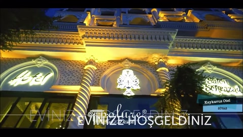 Kemer açıklıkları üzerindeki süslemeler ve yatay silmeler yakından görülüyor