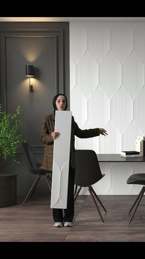 Il presentatore illustra l'arredamento dell'ufficio moderno accanto all'esempio di pannello verticale in poliuretano goffrato.