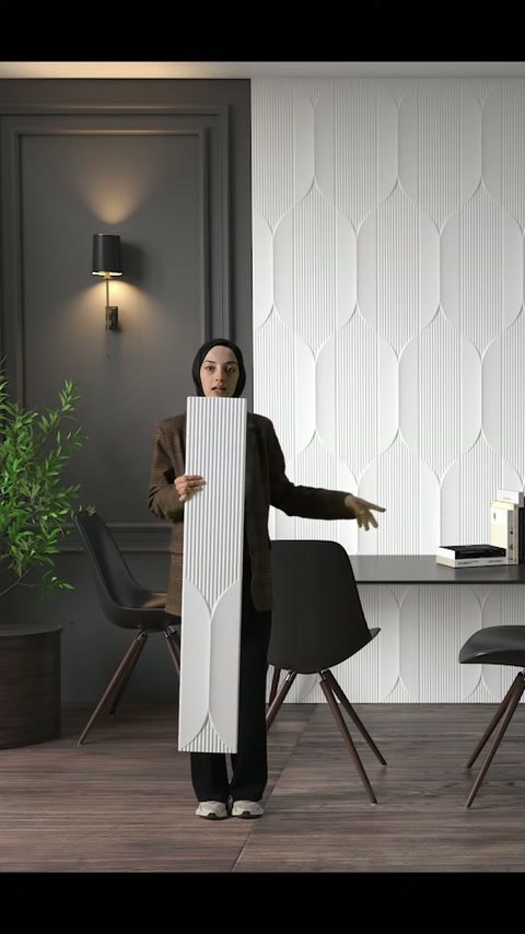 Il pannello in poliuretano goffrato è esposto davanti al rivestimento con motivo geometrico.