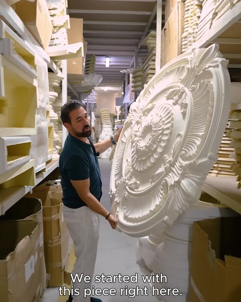 Un artigiano mostra un modello di rosone circolare da soffitto