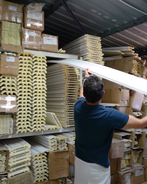 Profili di cornici e modanature decorative impilati nel magazzino