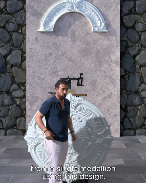 Con una cornice circolare viene realizzato un arco sopra la porta