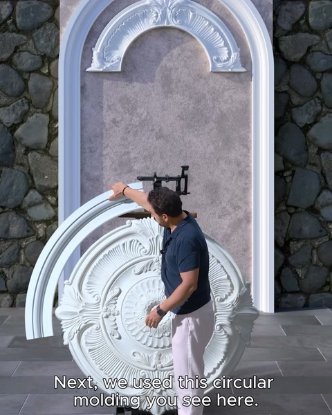 La cornice circolare viene posizionata sopra l’arco mentre si esegue il taglio